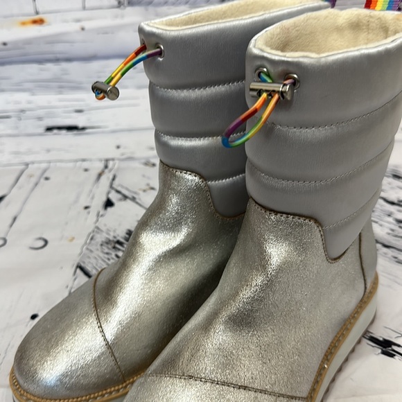 NWT TOMS WOMEN SILVER MAKENNA LEATHER QUILTED RAINBOW FLEECE WINTER SNOW BOOTS 6 - Picture 7 of 10